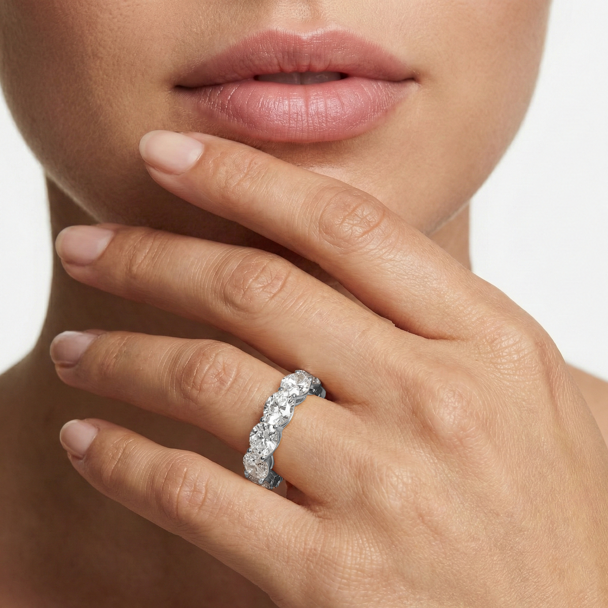 Lovea Ida Eternity Ring Ovalschliff – Weißgold