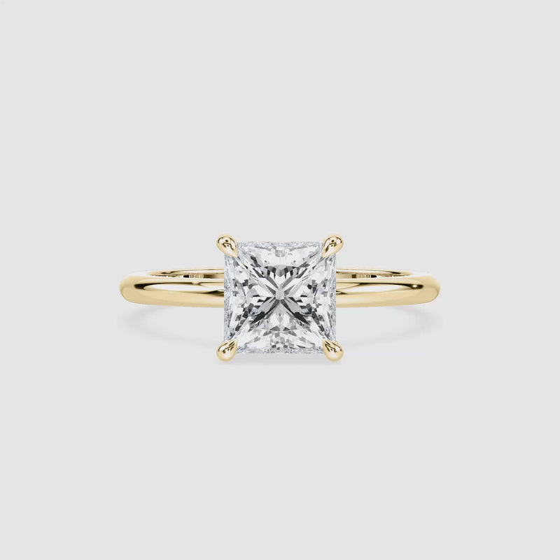 Clara Solitaire Verlobungsring – Prinzessschliff – Gelbgold – Video