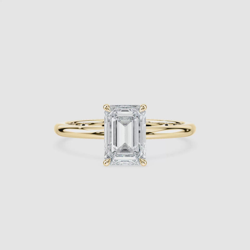 Clara Solitaire Verlobungsring – Smaragdschliff – Gelbgold – Video