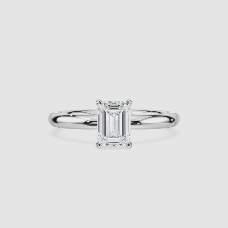 Emilia Solitaire Verlobungsring – Smaragdschliff – Weißgold – Video