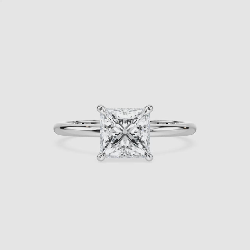 Clara Solitaire Verlobungsring – Prinzessschliff – Weißgold – Video