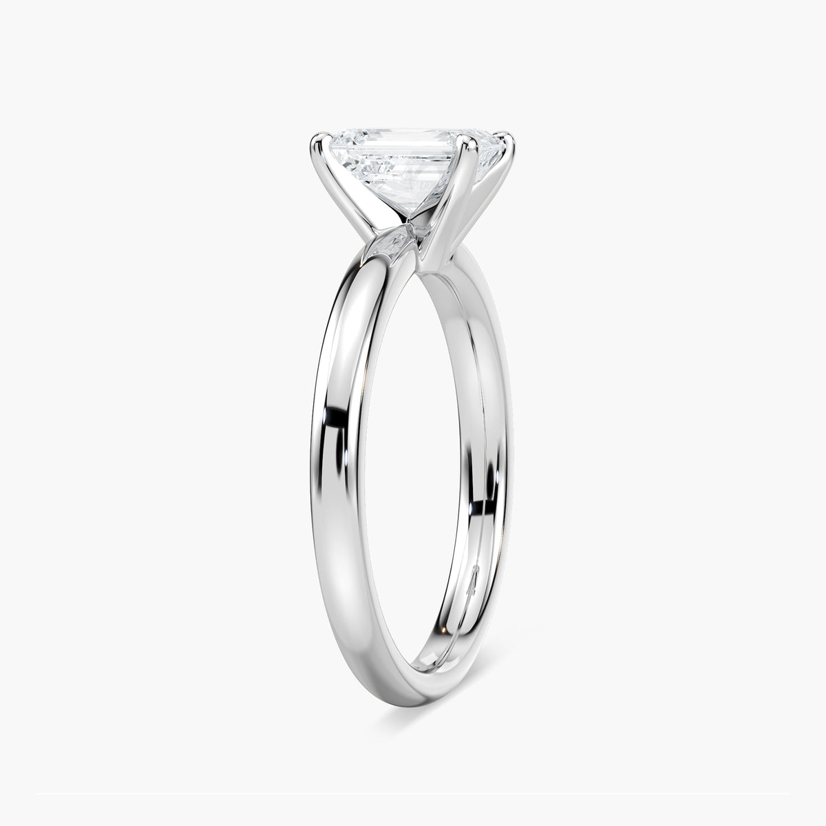 Emilia Solitaire Verlobungsring Smaragdschliff Seitenansicht – Lovea